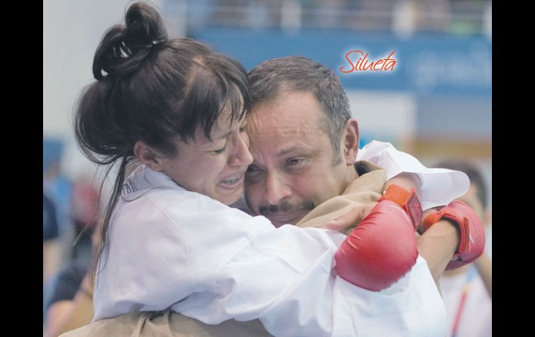 Bertha y su padre Carmelo Gutiérrez celebran el triunfo en el Gimnasio San Rafael. AFP  /