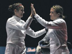 Lindsay Campbell y Courtney Halley, de EU, celebran el oro en espada por equipos. EFE  /