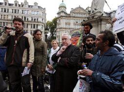 El deán de la catedral de San Pablo, el reverendo Graham Knowles, escucha el discurso de uno de los manifestantes en Londres. EFE  /