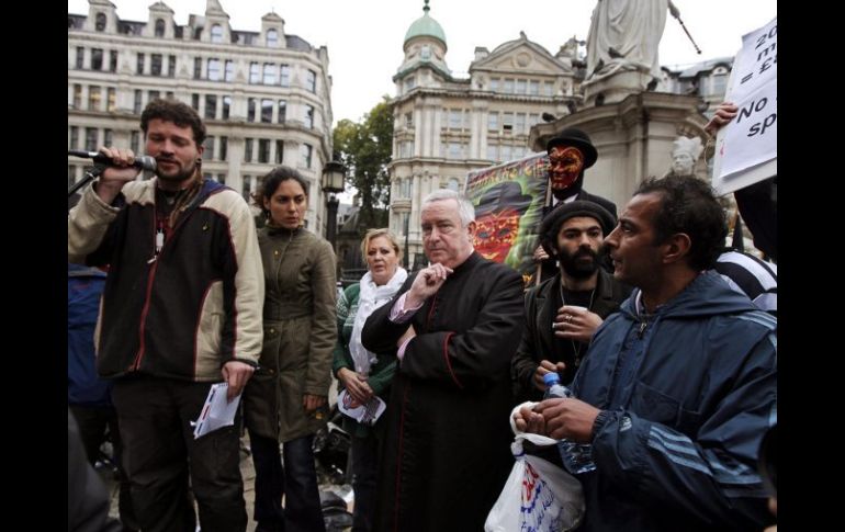 El deán de la catedral de San Pablo, el reverendo Graham Knowles, escucha el discurso de uno de los manifestantes en Londres. EFE  /