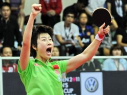 Ding Ning de China venciendo a  Li Xiaoxia en la final de la Volkswagen Women's World Cup. AFP  /