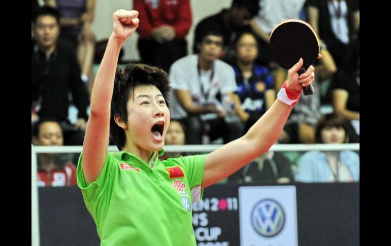 Ding Ning de China venciendo a  Li Xiaoxia en la final de la Volkswagen Women's World Cup. AFP  /