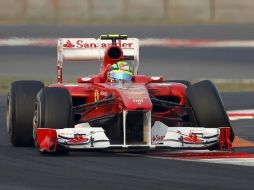 El auto de Massa, lastimado en el incidente con Hamilton, cede al subir a un 'piano' en el primer GP de la India. REUTERS  /