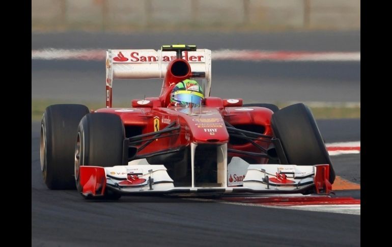 El auto de Massa, lastimado en el incidente con Hamilton, cede al subir a un 'piano' en el primer GP de la India. REUTERS  /