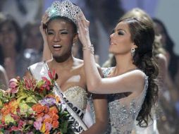 En la imagen la miss universo 2011 Leila Lopes y Ximena Navarrete entregando la corona. AP  /