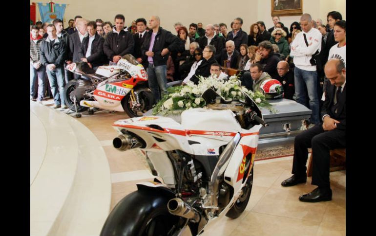 El pasado jueves se celebró el funeral del motociclista en la Iglesia de Santa María de la Asunción de Coriano. AP  /