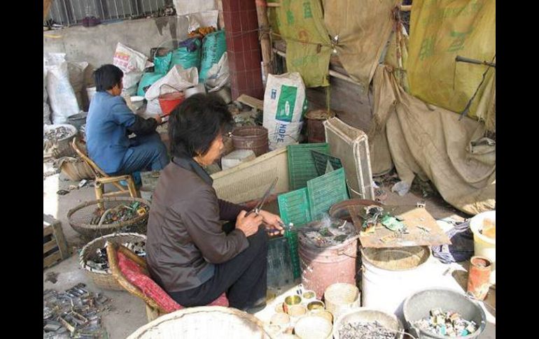 La basura electrónica pone en peligro la salud de los habitantes, sin embargo es difícil detener el reciclaje informal. AP  /