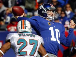 Eli Manning (10) hace su movida durante el segundo cuerto del partido ante Miami. REUTERS  /