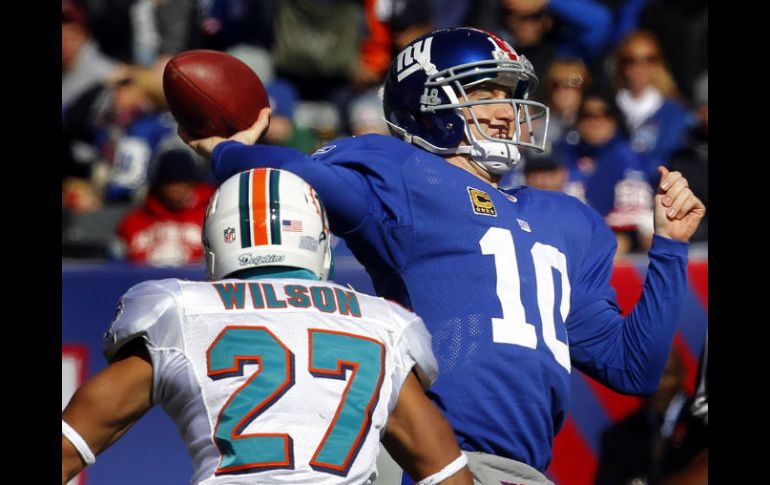 Eli Manning (10) hace su movida durante el segundo cuerto del partido ante Miami. REUTERS  /