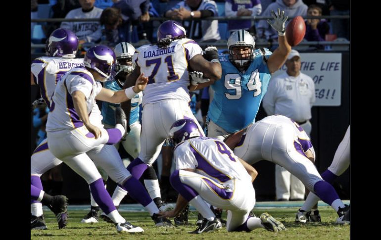 Ryan Longwell (I) patea el balón a casi dos minutos del final del encuentro ante Carolina. AP  /