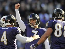 Billy Cundiff (C) festeja con sus compañeros Sam Koch (4) and Dennis Pitta (88). AP  /