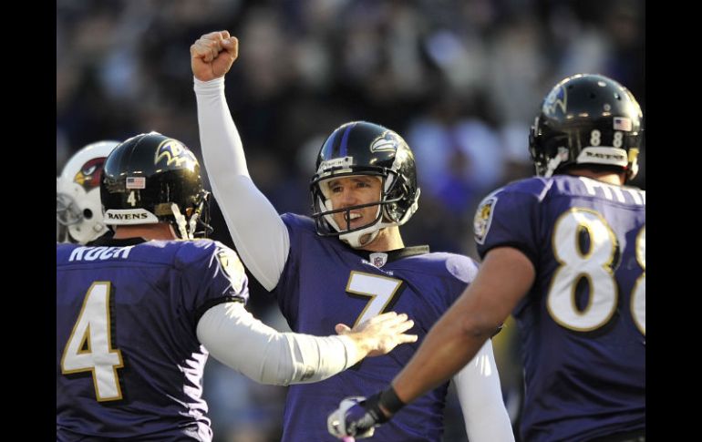 Billy Cundiff (C) festeja con sus compañeros Sam Koch (4) and Dennis Pitta (88). AP  /