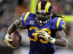 Steven Jackson, de los Carneros, corre a todo lo que da durante la segunda mitad del encuentro ante Nueva Orleans. AP  /