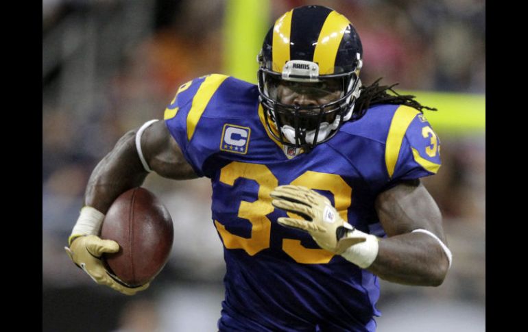 Steven Jackson, de los Carneros, corre a todo lo que da durante la segunda mitad del encuentro ante Nueva Orleans. AP  /