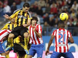 Hélder Postiga (I), remata de cabeza para hacer el único gol de su equipo en presencia de Luis Amaranto Perea (D). EFE  /