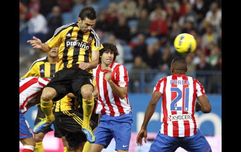 Hélder Postiga (I), remata de cabeza para hacer el único gol de su equipo en presencia de Luis Amaranto Perea (D). EFE  /