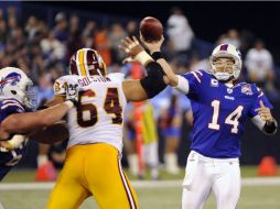 Ryan Fitzpatrick (14) marca uno de los touchdowns que marcaron el 24 a favor de Buffalo. AP  /