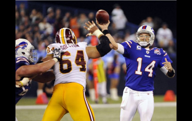 Ryan Fitzpatrick (14) marca uno de los touchdowns que marcaron el 24 a favor de Buffalo. AP  /