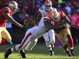 El corredor de los 49ers, Frank Gore (21) es tacleado por Ahtyba Rubin, de los Cafes durante el juego. AP  /