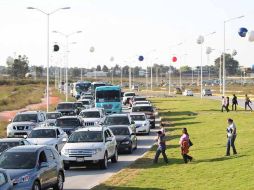 Las avenidas que llevan al Estadio Omnilife lucen cargadas, pero el tráfico fluye.  /