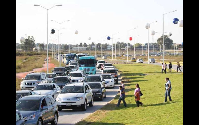 Las avenidas que llevan al Estadio Omnilife lucen cargadas, pero el tráfico fluye.  /