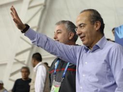 Felipe Calderón y Emilio González hoy, durante el partido de basquetbol de México ante Puerto Rico. NTX  /