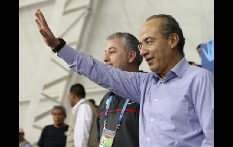 Felipe Calderón y Emilio González hoy, durante el partido de basquetbol de México ante Puerto Rico. NTX  /