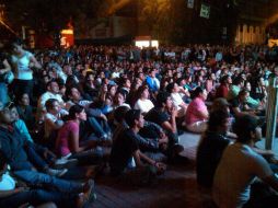 Decenas de personas observan la Ceremonia de Clausura de los Panamericanos desde la Plaza de la Liberación.  /