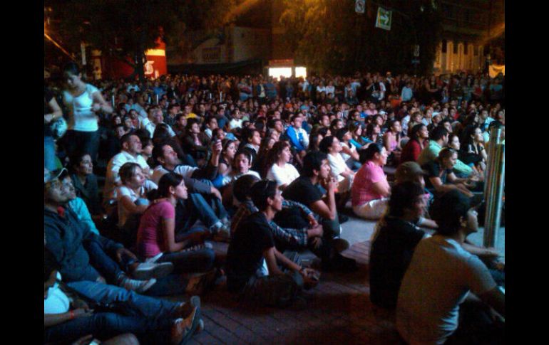 Decenas de personas observan la Ceremonia de Clausura de los Panamericanos desde la Plaza de la Liberación.  /