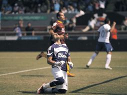 El arquero de Estudiantes, Christian Martínez, lamenta el gol del “Chaco” Giménez (10) anotado por la vía penal.  /