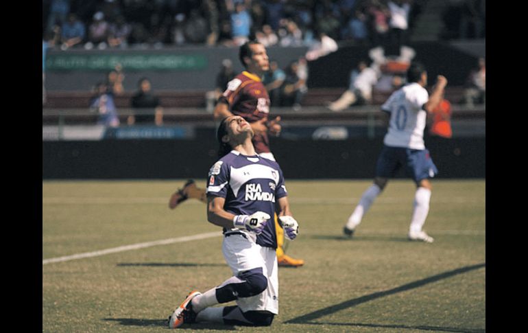 El arquero de Estudiantes, Christian Martínez, lamenta el gol del “Chaco” Giménez (10) anotado por la vía penal.  /