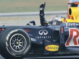 Sebastian Vettel, de la escudería Red Bull Renault levanta su dedo índice en señal del triunfo. AP  /