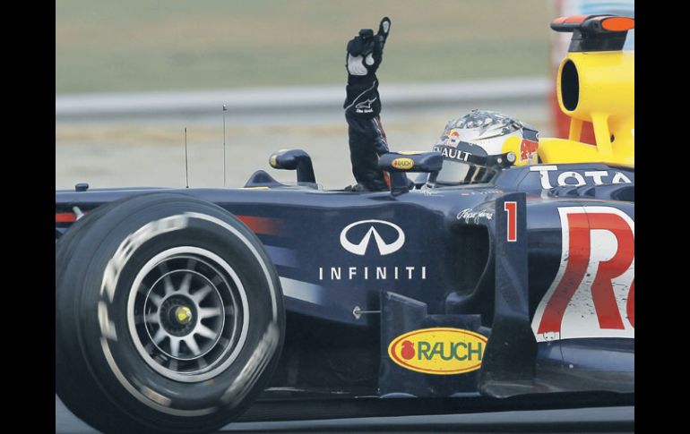 Sebastian Vettel, de la escudería Red Bull Renault levanta su dedo índice en señal del triunfo. AP  /