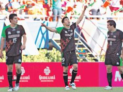 El delantero del Tricolor, Oribe Peralta (centro), logró seis goles durante los Panamericanos. MEXSPORT  /