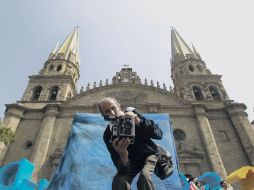 Manuel dice que ahora la gente puede tomar fotos con el celular, su trabajo ha venido a menos.  /