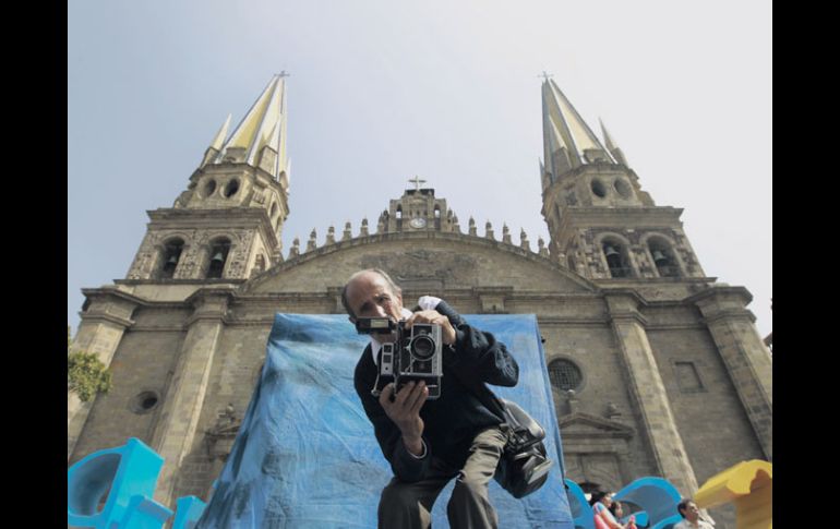 Manuel dice que ahora la gente puede tomar fotos con el celular, su trabajo ha venido a menos.  /