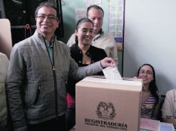 El candidato por el partido Progresistas deposita su voto en Bogotá. AFP  /