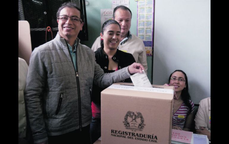 El candidato por el partido Progresistas deposita su voto en Bogotá. AFP  /