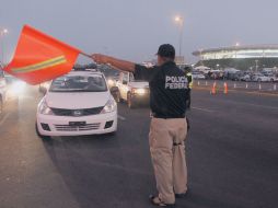 La policía apoya el operativo vial en el estadio.  /