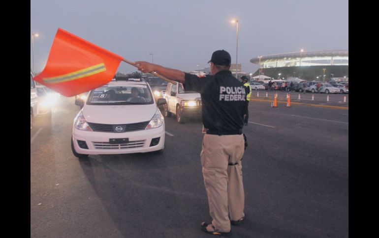 La policía apoya el operativo vial en el estadio.  /