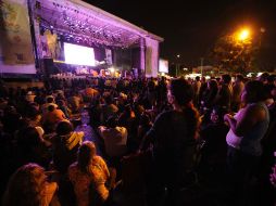 Parroquianos y turistas se dieron cita en Chapultepec, para ver la clausura en pantalla gigante.  /