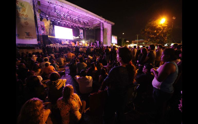 Parroquianos y turistas se dieron cita en Chapultepec, para ver la clausura en pantalla gigante.  /