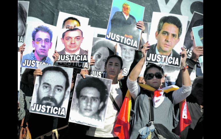 Miles de personas se manifiestan con carteles en los que muestran las caras de los cientos de desaparecidos y asesinados por la ETA.AFP  /