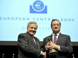 Jean-Claude Trichet (izquierda), junto a su sucesor, Mario Draghi. AP  /