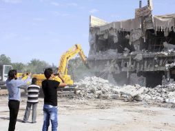 Una excavadora trabaja en la destrucción de la casa del fallecido líder libio Muamar Gadhafi en Trípoli, Libia. EFE  /