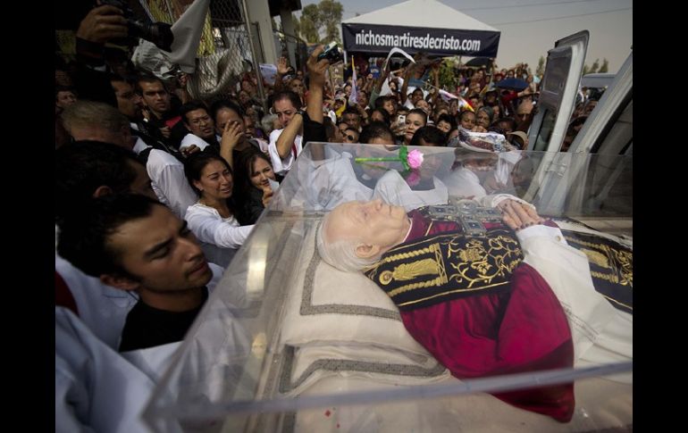 Las reliquias del beato recorren todo el país, aquí se les ve en su llegada a Guadalajara. ARCHIVO  /