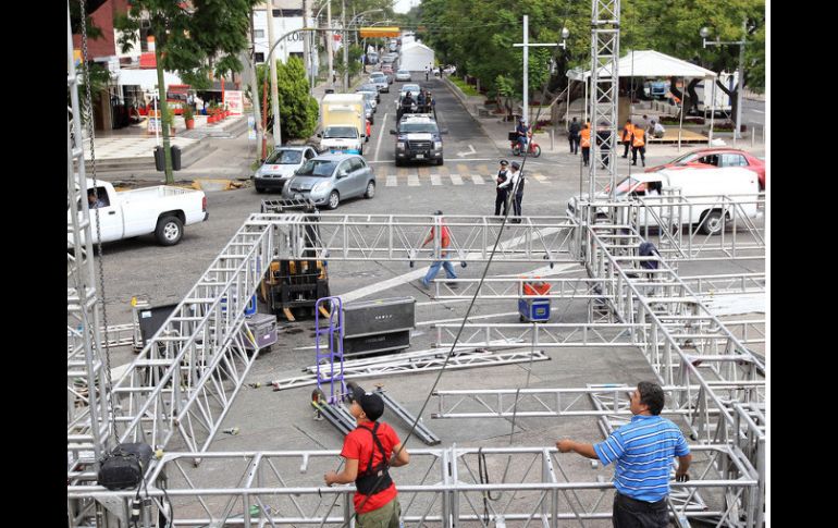 Los escenarios y carpas que se montaron en Chapultepec comienzan a ser retirados de la avenida.  /