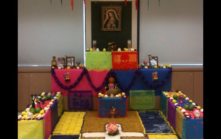 Altar de muertos típico en Taiwán como tributo a los actores de 'El bolero de Raquel' y 'Mi padrino'. EFE  /