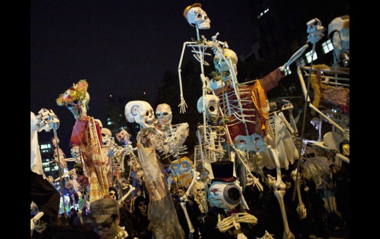 Los muertos vivientes se apoderaron de una noche templada y festiva. REUTERS  /