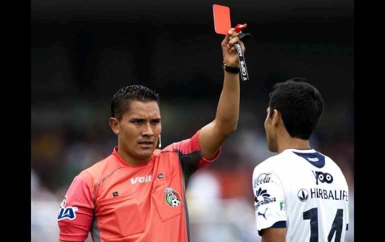 El árbitro Fernando Guerrero fue elegido para dirigir los partidos de la liguilla por el título del Torneo Apertura 2011.  /